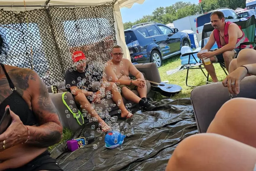 Seifenblasen fliegen durch das »Kuschelcamp« der 17-köpfigen Truppe, mit der BASFler Peter Hornbach dieses Jahr nach Wacken gefa