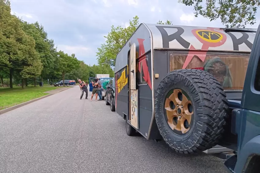 Anreise zum Heavy-Metal-Festival mit dem »SÜW-Wohnwagen«.