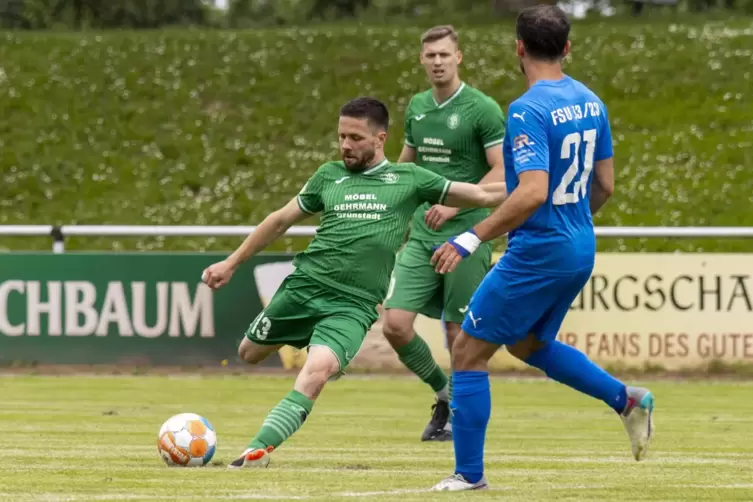 Vor dem ersten Spiel in Mutterstadt beklagt VfR-Spielertrainer Nico Müller (am Ball) einige Ausfälle.