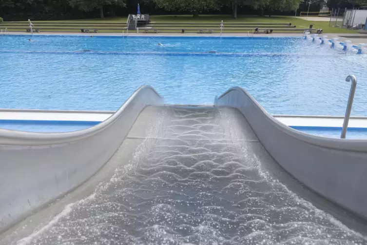 Eine 14- und eine 35-Jährige sind am Dienstagnachmittag im Zweibrücker Freibad heftig miteinander in Streit geraten. Nun laufen 