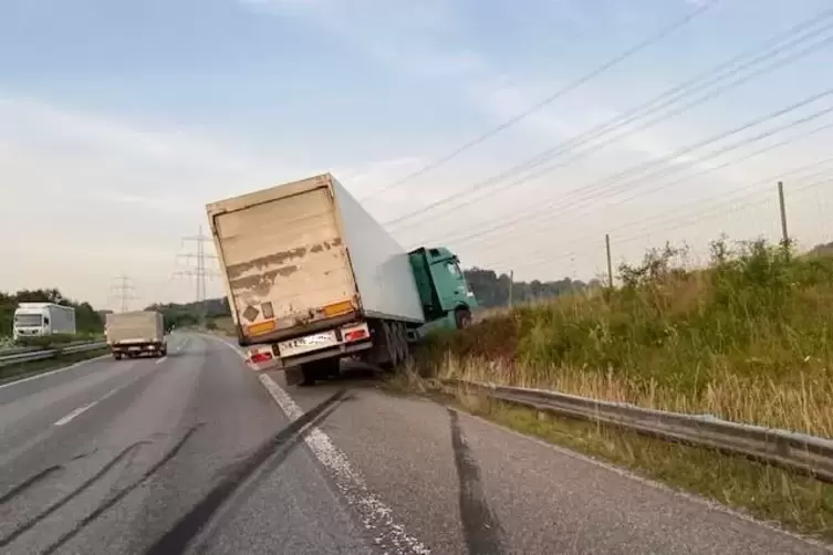 Der Fahrer des Sattelzugs konnte sein Fahrzeug nicht mehr abfangen. 