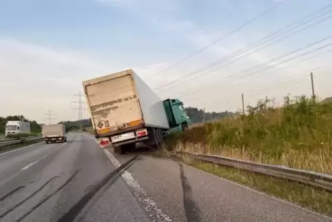 Der Fahrer des Sattelzugs konnte sein Fahrzeug nicht mehr abfangen. 