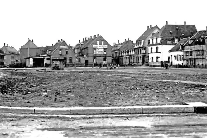 Diese Aufnahme des Wiesenplatzes aus dem Jahr 1928 wurde von der Ostseite her gemacht. Links ist die Kanalstraße, Ecke Albrechts