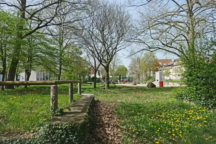 Dieses aktuelle Foto ist vom gleichen Standort aus aufgenommen. Der heute begrünte Wiesenplatz ist Spielplatz und Erholungsraum 