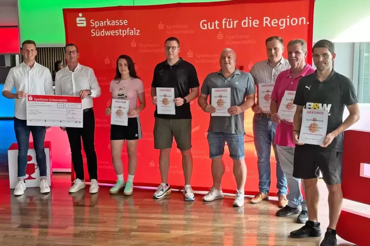 Die Vertreter der fairsten Teams der Saison 2023/24 im Fußballkreis Pirmasens/Zweibrücken mit Gratulanten: von links Oberliga-Sc