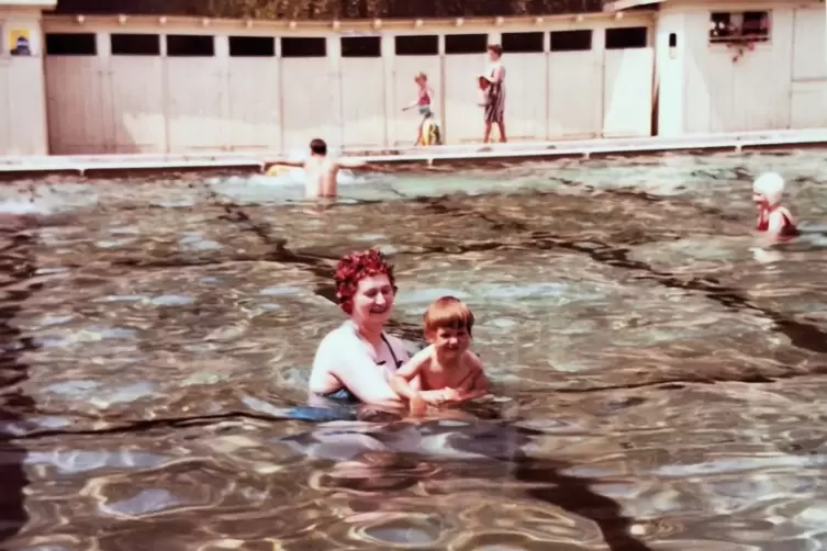 Ein schönes Farbfoto aus dem Jahr 1965: Inge Sebastian, geborene Matzerath, mit ihrer Mutter im alten Schwimmbad in Grethen.