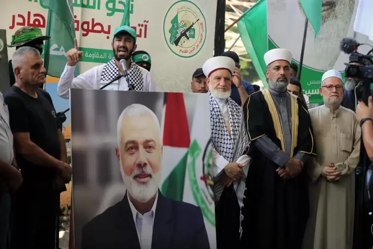 Anhänger der Hamas nehmen an einer Demonstration zur Verurteilung der Tötung des politischen Hamas-Chefs Ismail Hanija teil.