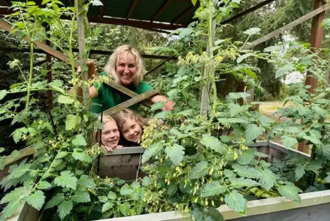 Sabine Günther ist mit ihren Enkelinnen Annelie (links) und Lily gerne im Garten. Sie weiß, wie es gelingt, Kindern das Gärtnern