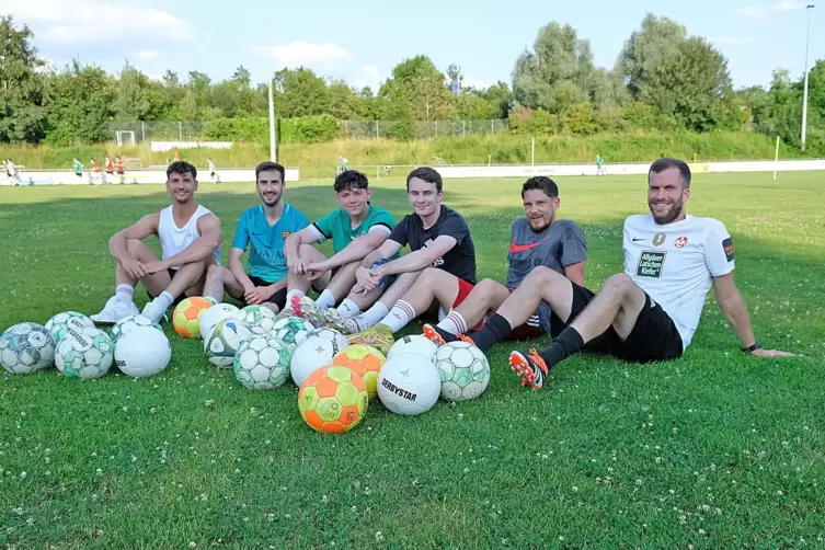 Die Neuzugänge der SG mit ihren Trainern (von links): Trainer Christian Zech, Neuzugänge Lars Knecht, Simon Lang, Jan-Niklas Wur