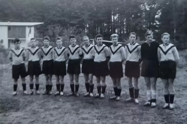 Gruppenfoto: Die Fußballer der Eintracht spielten im Jahr 1956 auf dem Sportplatz an der Bremerstraße. 