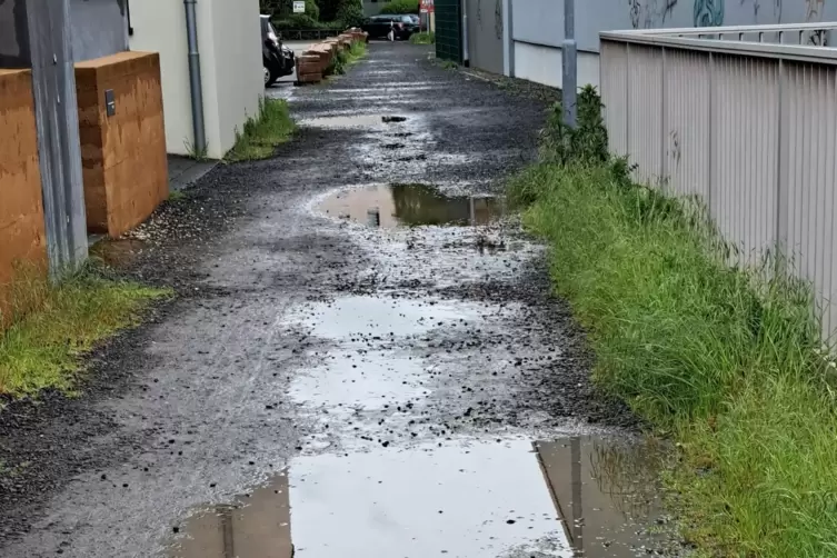 Am Herrengang: Hier bilden sich immer wieder große Pfützen. 