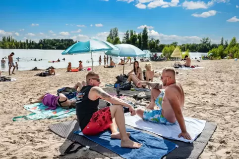 Trotz Hitze noch viel Platz vorhanden: der Hauptbadestrand am Binsfeldsee am Dienstagnachmittag.