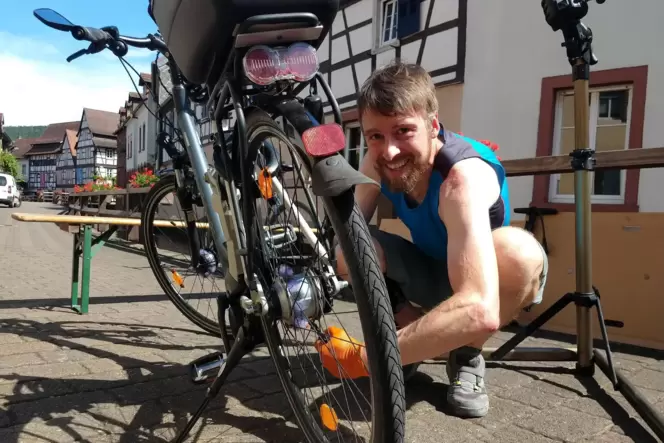 Bevor Michael Fliehmann eröffnen kann, hilft er in seiner Pop-up-Werkstatt an der frischen Luft.