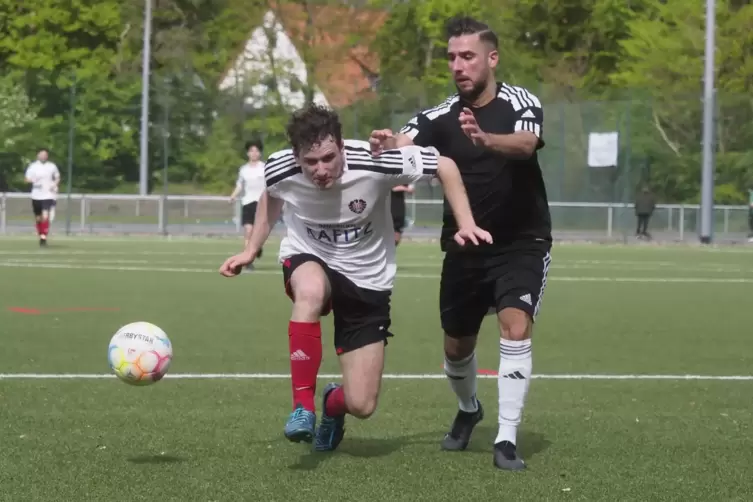  Der TuS Göllheim will so weit oben wie möglich landen. Hier Hakan Aslan vom TuS, der versucht, Tyler White, Stürmer der TSG Kai