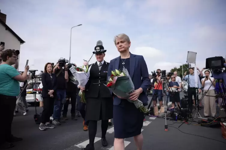  Die britische Innenministerin Yvette Cooper bringt Blumen an den Tatort im nordwestenglischen Southport. 