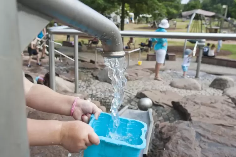 Spielen auf der Gartenschau: Wasserspielplatz in Kaiserslautern. 