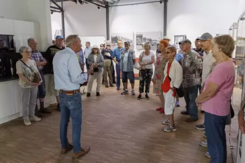 Stefan Kremer (vorne links) begrüßt die Teilnehmer der RHEINPFALZ-Sommertour auf dem Pfaffgelände im ehemaligen Pförtnerhaus. 