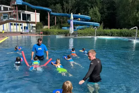 Die beiden Bademeister Björn Weigel und Kai Koch geben sich viel Mühe beim Schwimmkurs. 