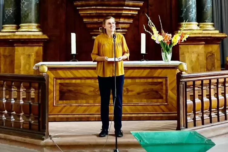 Ulrike Heubeck bei der Moderation ihres Antrittskonzertes am 7. Juli in der Paulskirche. 