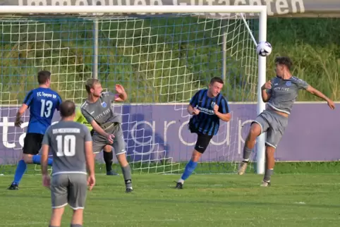 Die Führung: Max Laubersheimer (rechts) trifft zum 1:0 für TuS Mechtersheim II gegen FC Speyer 09.