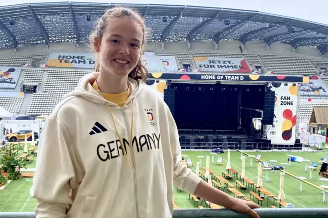 Blick vom Deutschen Haus auf die Fanzone: Verena Soltau.