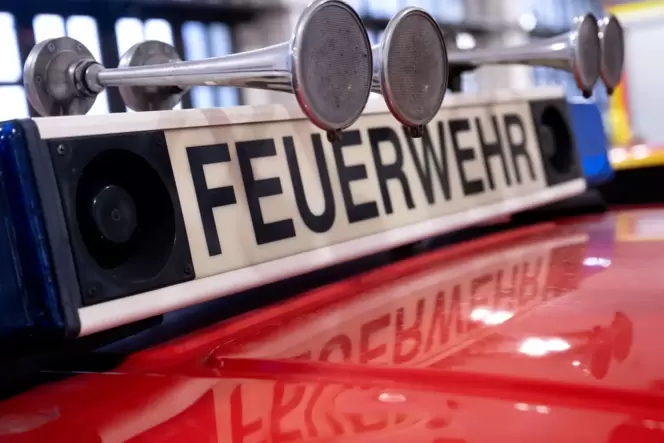 Ein Einsatzwagen der Feuerwehr steht in einer Halle