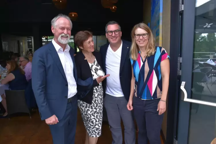 Amtsübergabe beim Lions Club: Past-Präsident Matthias Wiechers mit Frau Hana und der neue Präsident Ulli Sauer mit Frau (von lin