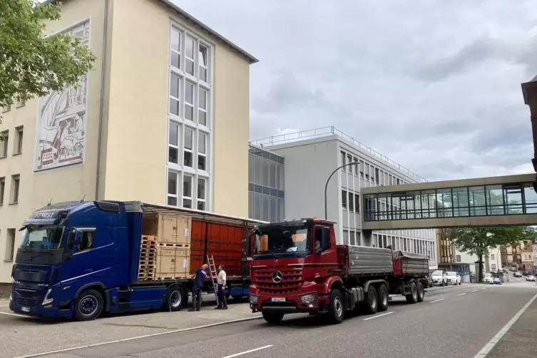 Photovoltaik-Module werden am Finanzamt für die Installation auf einem Flachdach und Carport ausgeladen.