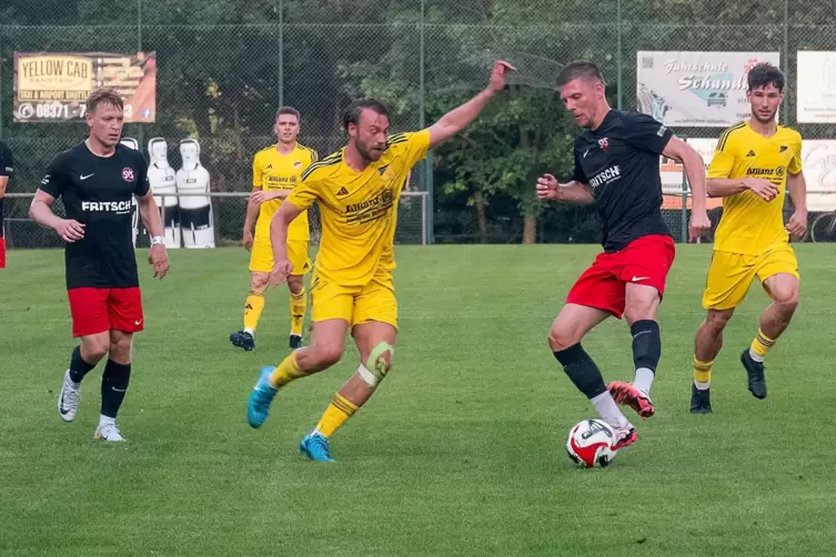 Steinwendens Torjäger David Höft (am Ball im Zweikampf mit dem Dudenhofener Sven Philip Hoffmann) und USA-Rückkehrer Frederik Ch