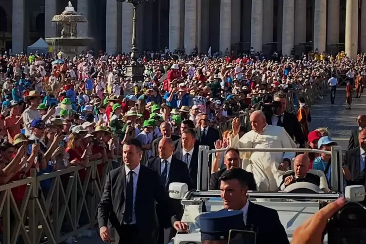 Gruß vom Papst: Speyerer Blick auf die Audienz auf dem Petersplatz. 