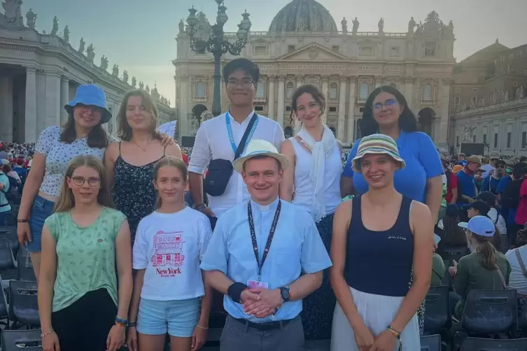 Viele Eindrücke: Speyerer Messdiener mit Pfarrer Thomas Ott vor dem Petersdom.