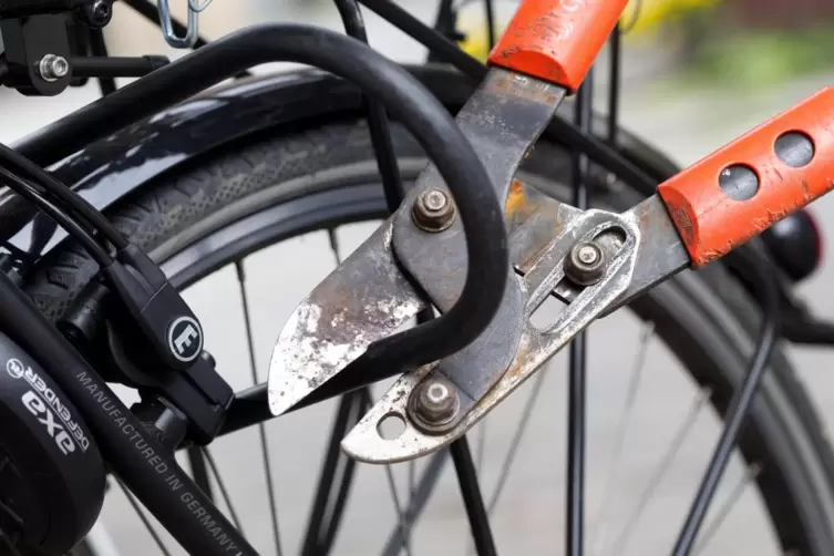  Der Fahrraddieb öffnete das Schloss gewaltsam. 