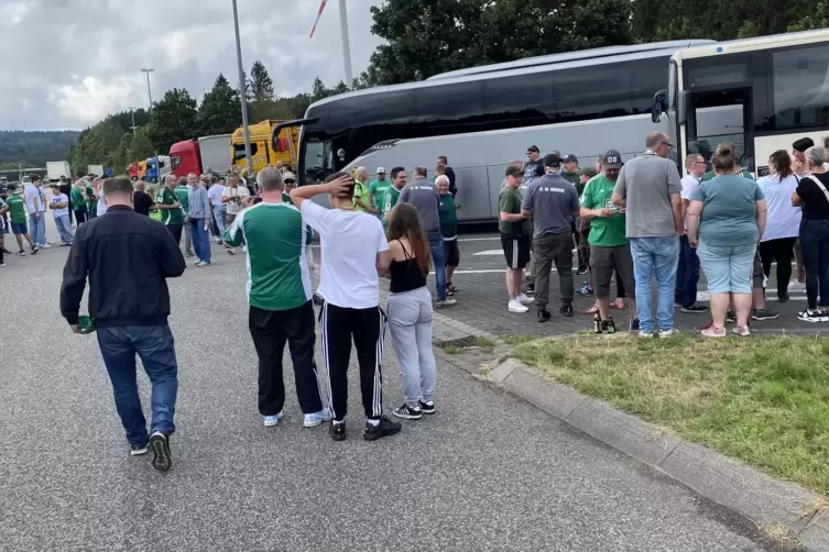 Mit fünf Bussen waren die FCH-Fans nach Trier gereist – hier beim Zwischenstopp an der Autobahnraststätte Hochwald. 