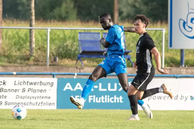  Marvin Benefo (links, mit Felix Kammerer) war in der ersten halbe Stunde der auffälligste Zeiskamer Spieler.