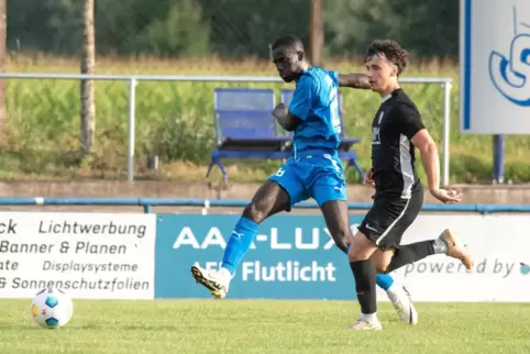  Marvin Benefo (links, mit Felix Kammerer) war in der ersten halbe Stunde der auffälligste Zeiskamer Spieler.