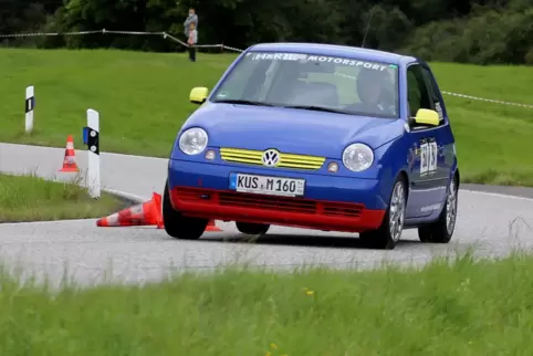  Bunt und besonders sind die Fahrzeuge, die beim Slalom auf dem Potzberg starten. 