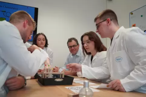 Museumsdirektor Andreas Gundelwein (rechts hinten) muss beim Escape Game mit Azubis von Roche einen kniffligen Fall lösen.