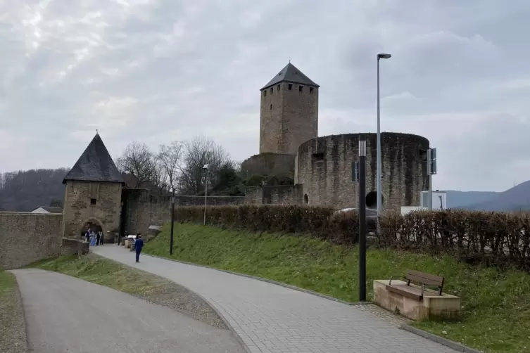 Die Burg ist Veranstaktungsort eines Theater- und Zirkusprojekts. 