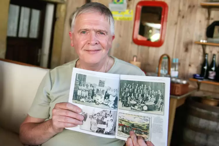 Christopher Geib aus England besuchte Glanbrücken, den Ort aus dem seine Vorfahren stammen. Im Bild mit einem Foto (rechts) auf 