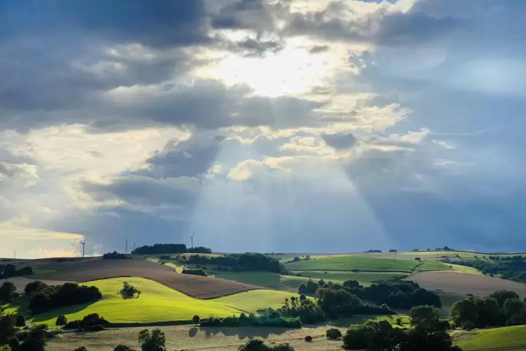 Die Sonne setzt sich zunächst häufig gegen die Wolken durch. Später im Monat kann sich das durchaus ändern.