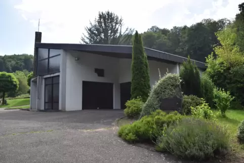 Mit dem ehrenamtlichen Bau der Leichenhalle zeigten die Bürger Bundenthals außerordentliches Engagement. Der Leichenhallenbauver