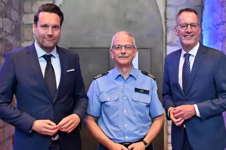 Staatssekretär Daniel Stich (links) und Innenminister Michael Ebling (rechts) würdigten Leistung und Engagement von Georg Litz.