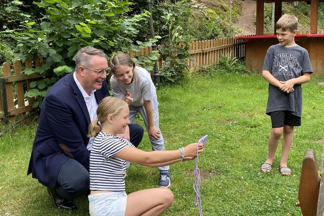 Ein Selfie mit dem Ministerpräsidenten: Alexander Schweitzer ist ein begehrtes Fotomotiv.
