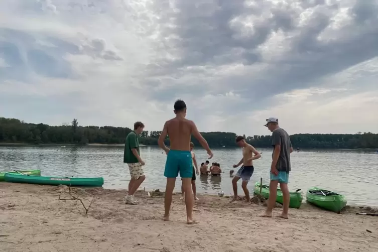 Strandvergnügen: Griechen und Deutsche auf der Kollerinsel.