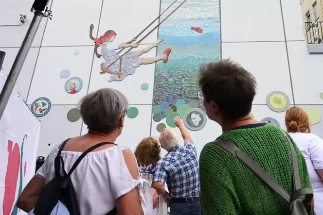 Vor allem das schaukelnde Mädchen, das einen Schuh verliert, hat am Donnerstag bei der Einweihung des Mosaiks am Münzplatz die B