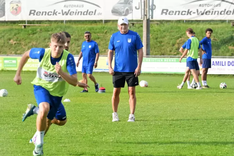 Der Mann mit der Mütze: Uwe Rapolder am Donnerstagabend im Training.