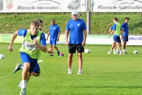 Der Mann mit der Mütze: Uwe Rapolder am Donnerstagabend im Training.