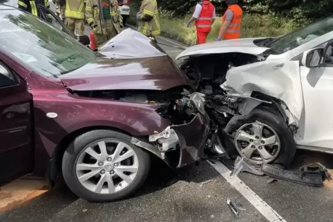 Auf der K62 zwischen Otterbach und Kaiserslautern waren zwei Autos frontal zusammengestoßen. 