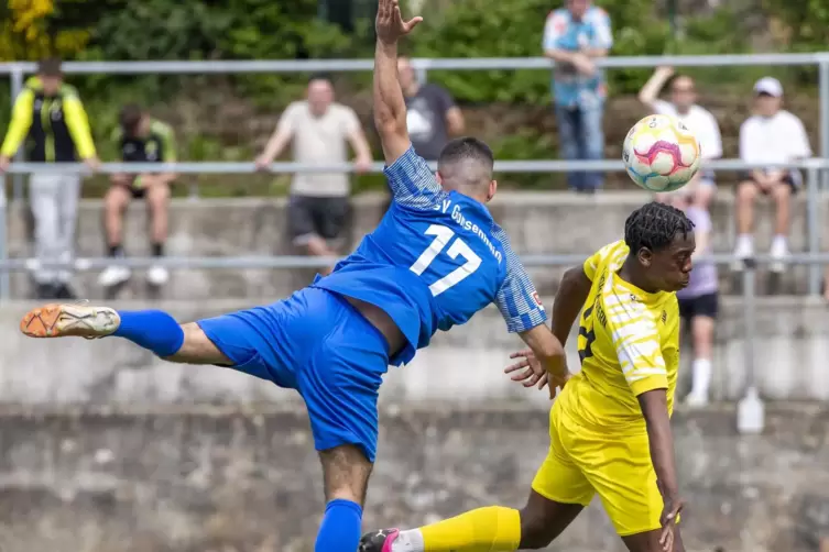 Erst im Mai gastierte Gonsenheim zuletzt in Morlautern – hier eine Szene mit SVM-Spieler Christian Dombaxi (rechts). 