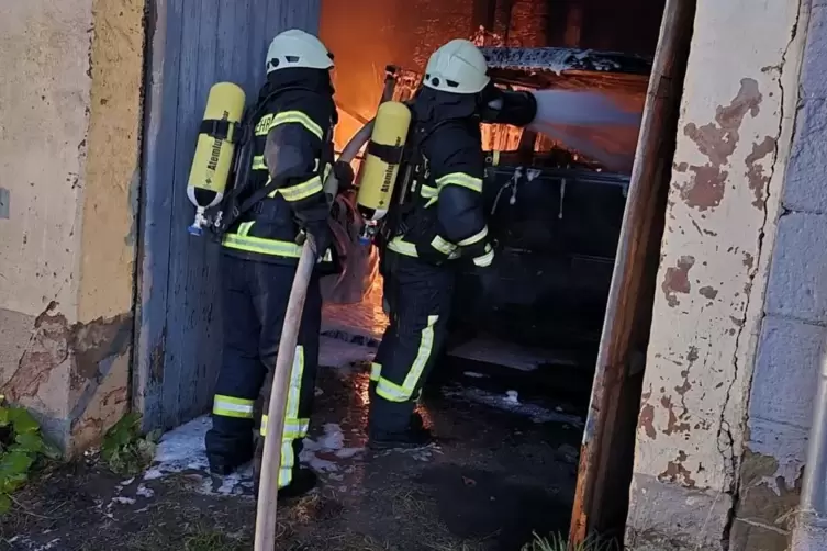 Im Einsatz: Die Feuerwehrleute verhinderten ein Übergreifen der Flammen. 